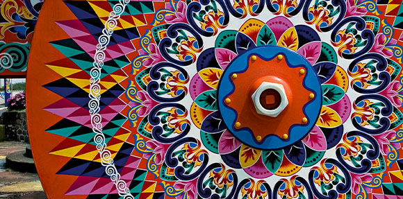 Un paraguas de colores con un diseño decorativo.
