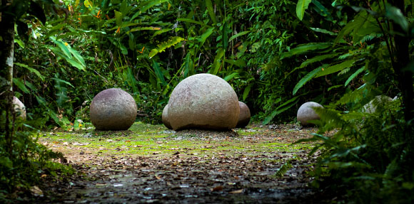 Un grupo de rocas en medio de un bosque.