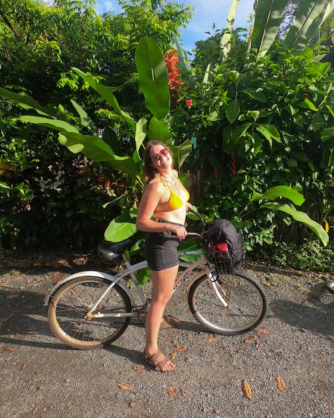 Mujer en bicicleta sonriendo