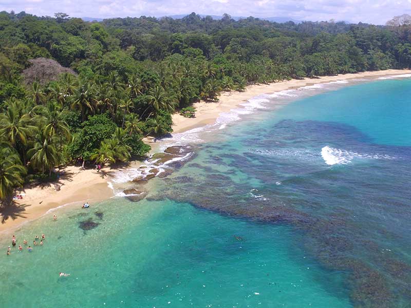 Una foto de una playa.