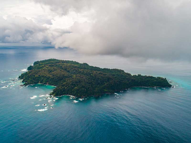 Una pequeña isla en medio del océano.