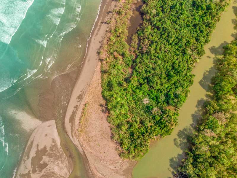 Vista aérea de una playa y una masa de agua.