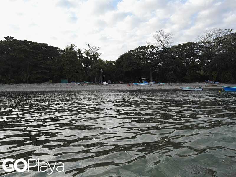Una masa de agua con barcos al fondo.