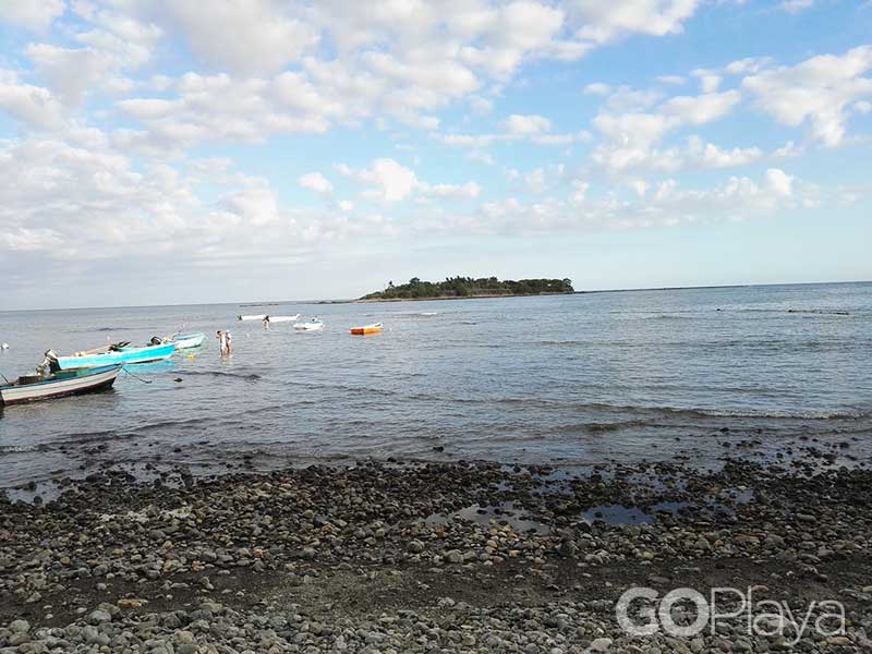 Un grupo de barcos flotando sobre una masa de agua.