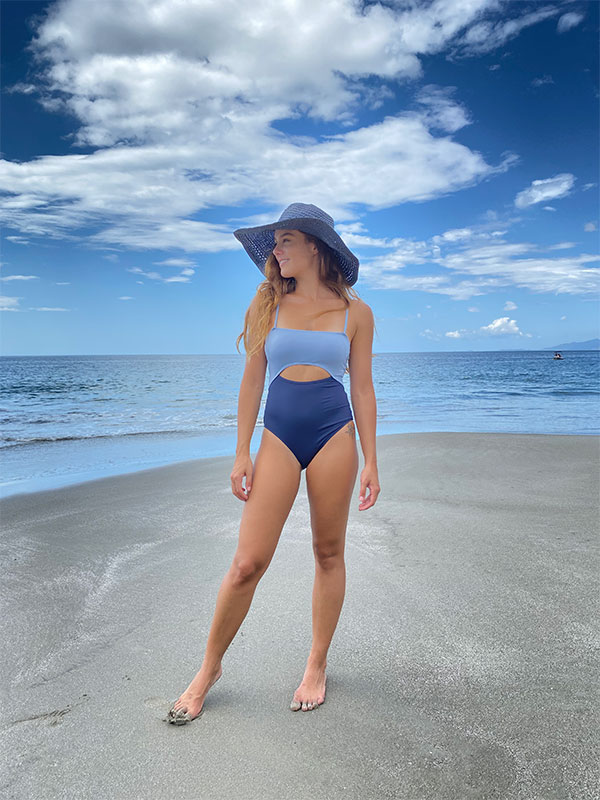 Una mujer en bikini en la playa.