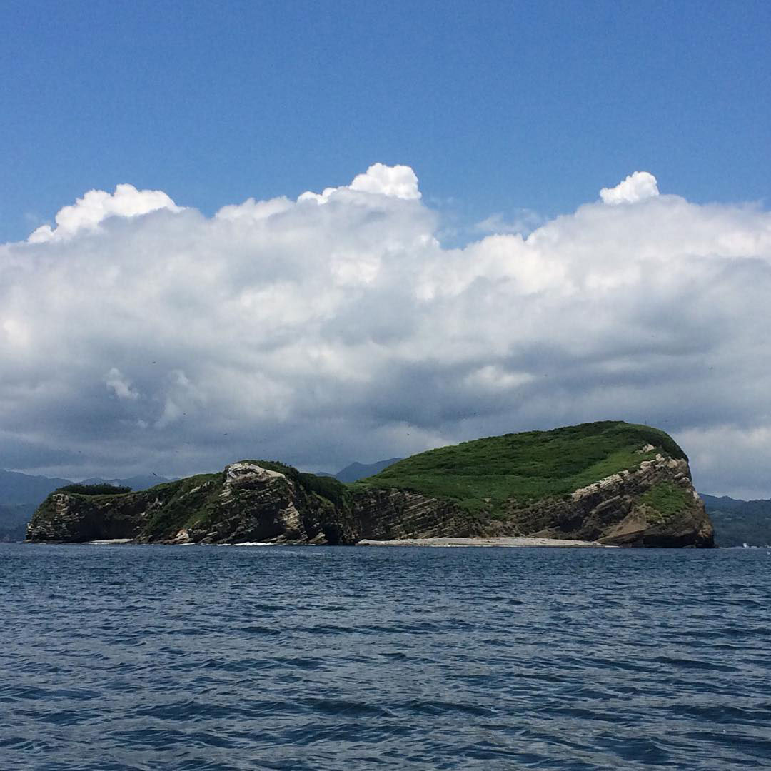 Una pequeña isla en medio de una masa de agua.