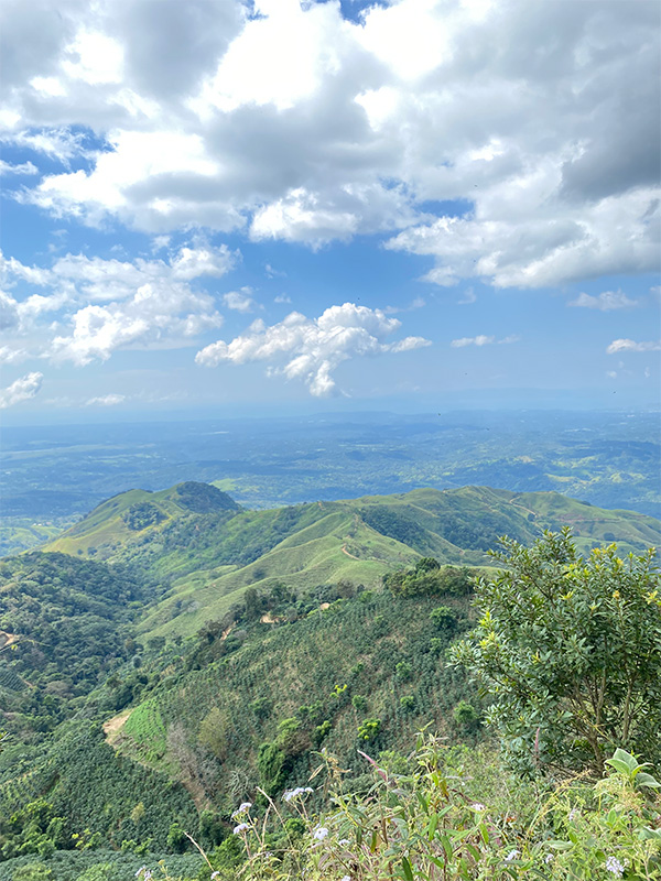 Vista panorámica de una cadena montañosa con nubes en el cielo.