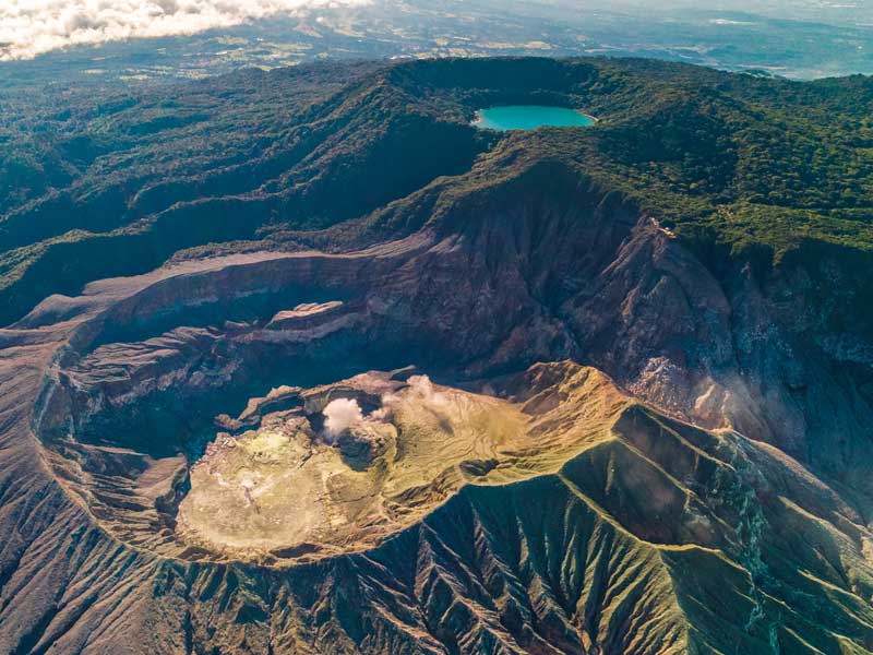 Vista aérea de una cadena montañosa con un lago en el centro.