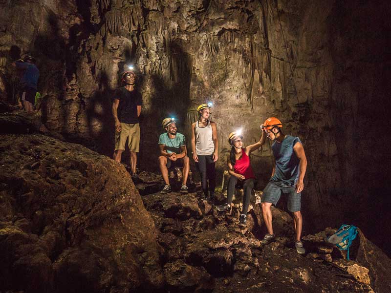 Un grupo de personas de pie en una cueva.