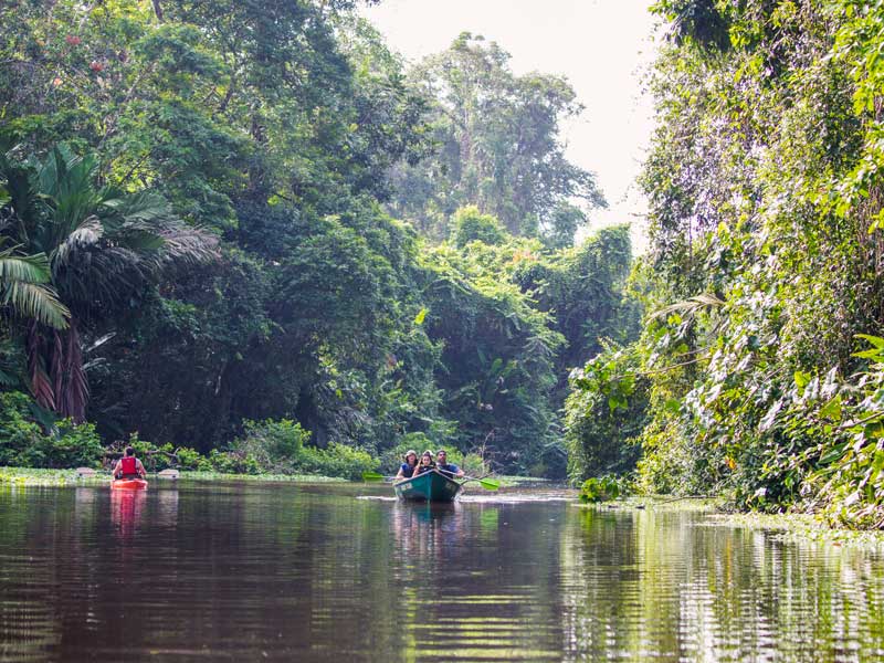 Un grupo de personas subidas a una barca en un río.