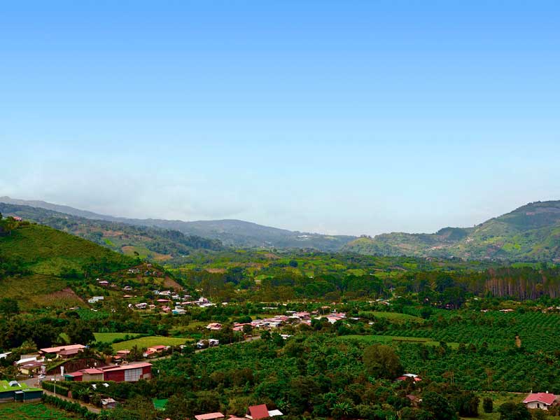 Una vista panorámica de una pequeña ciudad en las montañas.