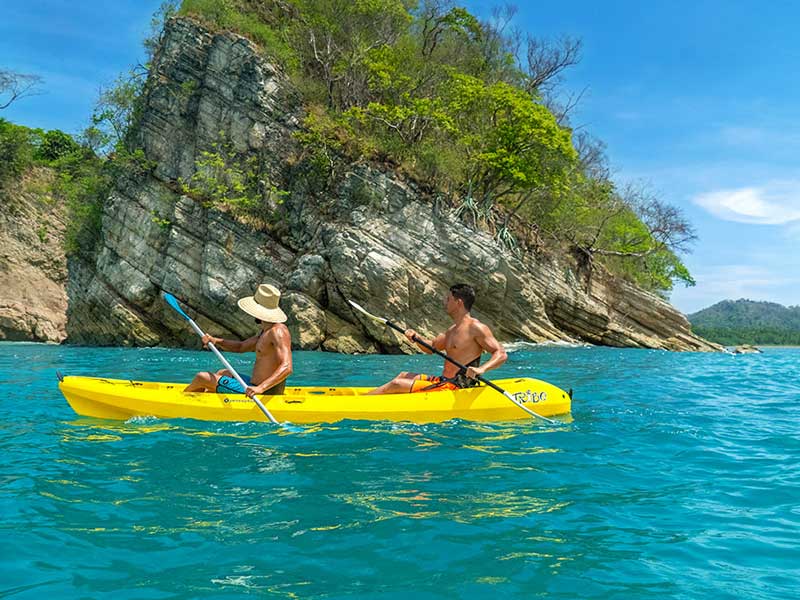 Un par de personas que están en un kayak.