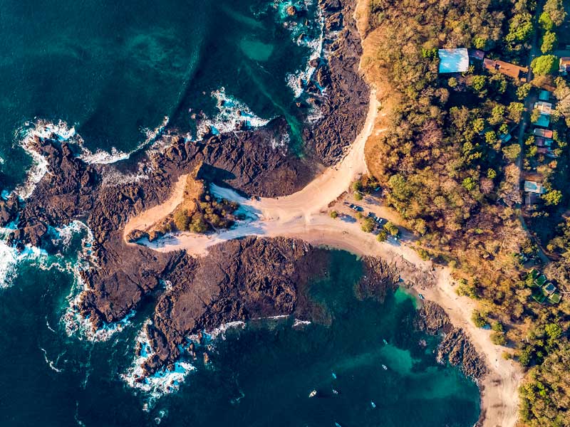 Vista aérea de una playa y el océano.