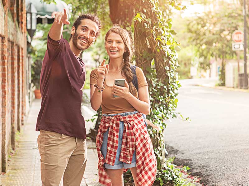 Un hombre y una mujer haciéndose una foto juntos.