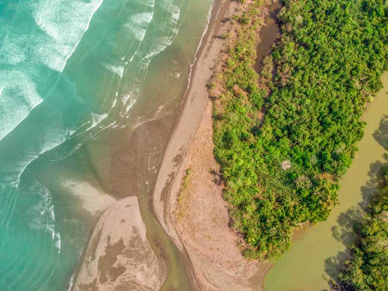 Vista aérea de una playa y una masa de agua.
