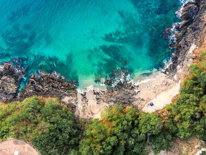 Vista aérea de una playa y una masa de agua.