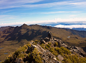 Una persona en la cima de una montaña.