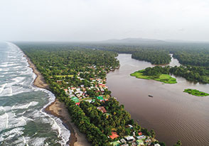 Vista aérea de una isla tropical con playa.