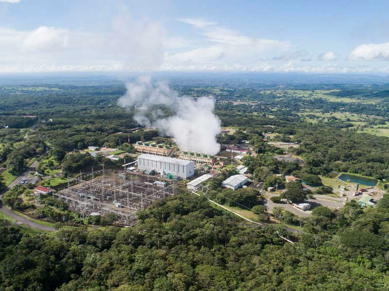 Vista aérea de una fábrica de la que sale humo.