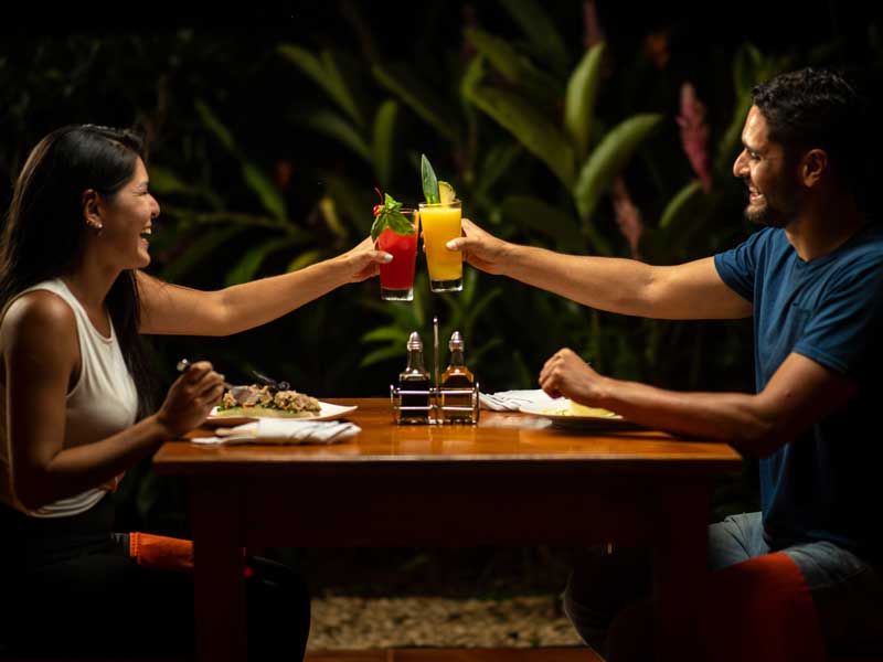 Un hombre y una mujer sentados en una mesa con bebidas.