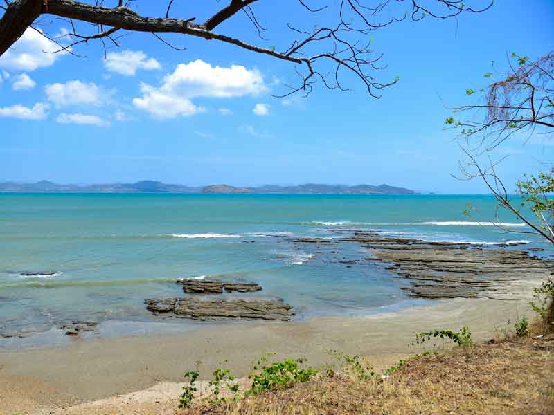 Vista del océano desde la orilla de una playa.