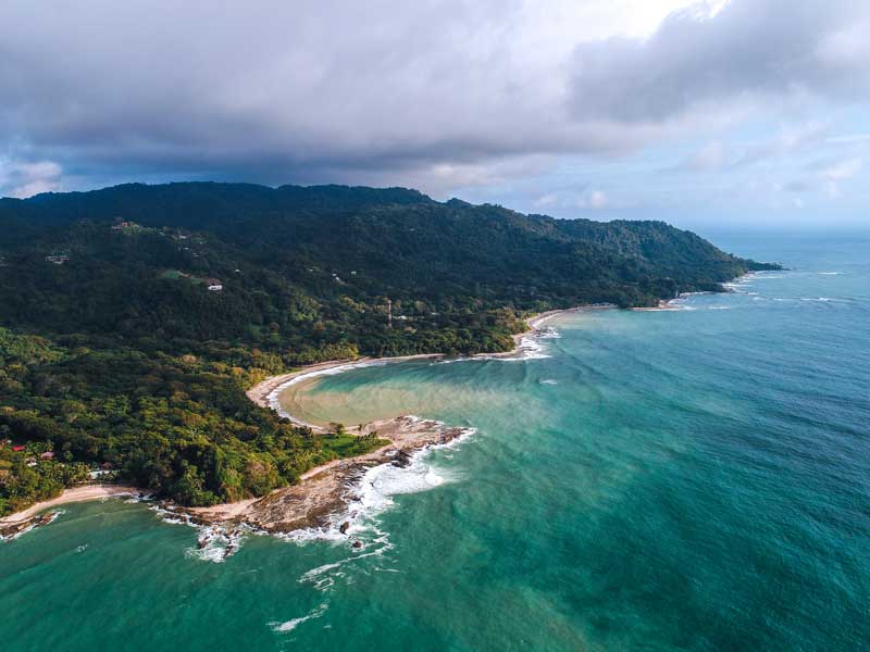 Vista aérea de una playa y una zona boscosa