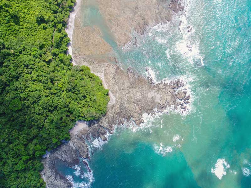 Una vista aérea del océano y la tierra
