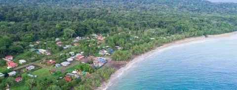 Una vista aérea de los hoteles frente al mar