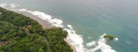 Una vista del mar desde lo alto del acantilado