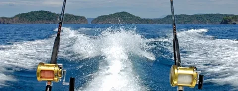 caña de pescar en la parte trasera del barco