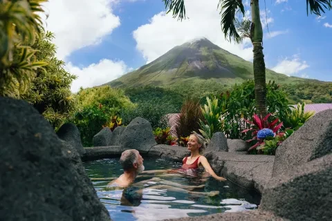 pareja-baño-volcano-kioro-balneario-la-fortuna