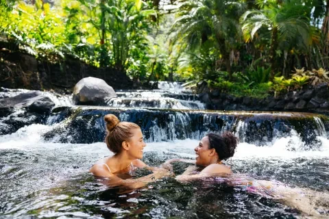 mujeres-primer-plano-Tabacón-aguas-termal-La-Fortuna