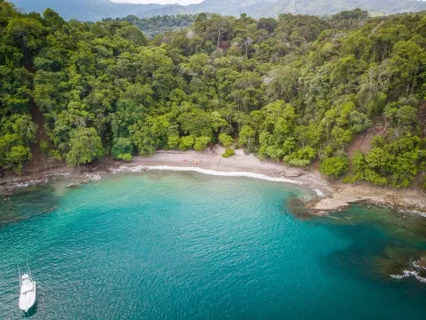 La playa de Agujas, en Puntarenas, Costa Rica. Intacta, sin huellas humanas.
