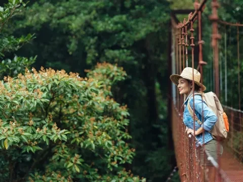 una mujer en el puente
