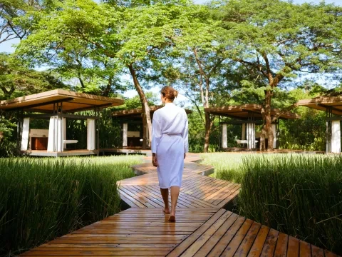 mujer en el hotel