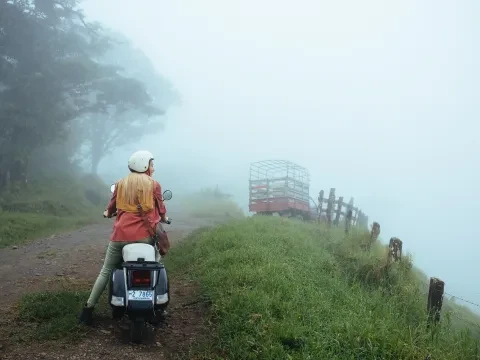 mujer en ciclomotor scooter