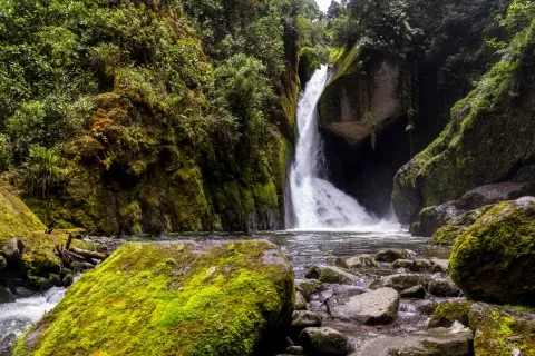 cascada en quetzales