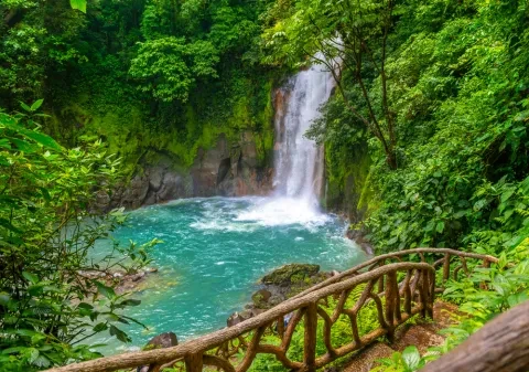 Cascada y piscina natural con aguas turquesas del Río Celeste en el Parque Nacional Volcán Tenorio.