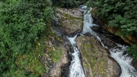 Paisaje de una enorme cascada en medio de la selva de Costa Rica de vegetación en el Parque Nacional La Barbilla
