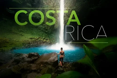 Mujer frente a una cascada en la selva de Costa Rica