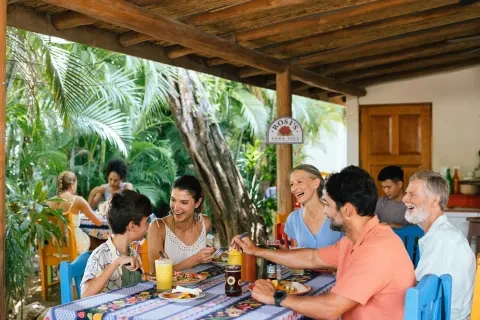 una familia cenando junta en un restaurante
