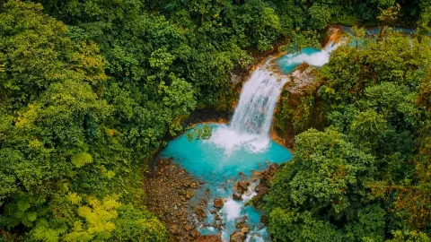 Vista aérea de una cascada en la selva