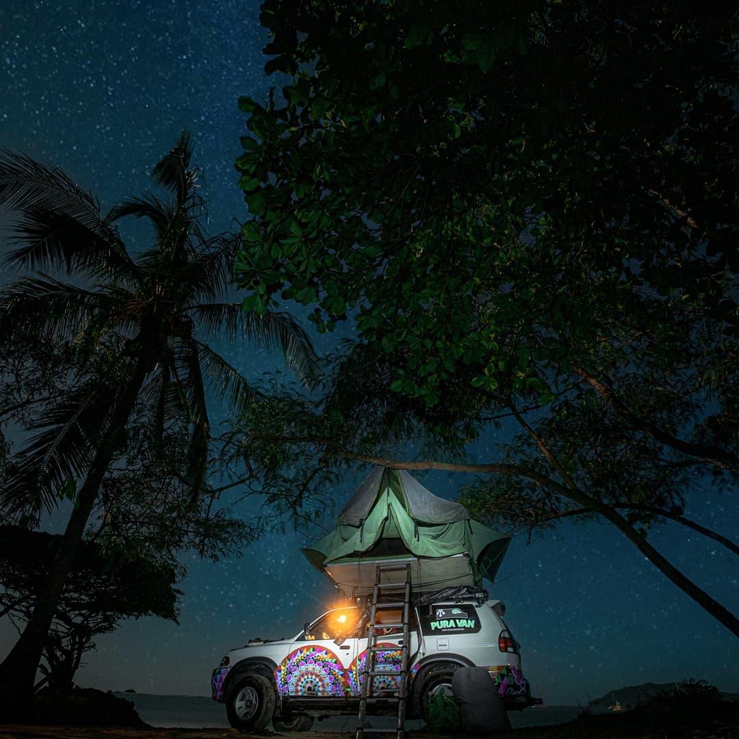 La vida nocturna con un jeep brillando en la oscuridad