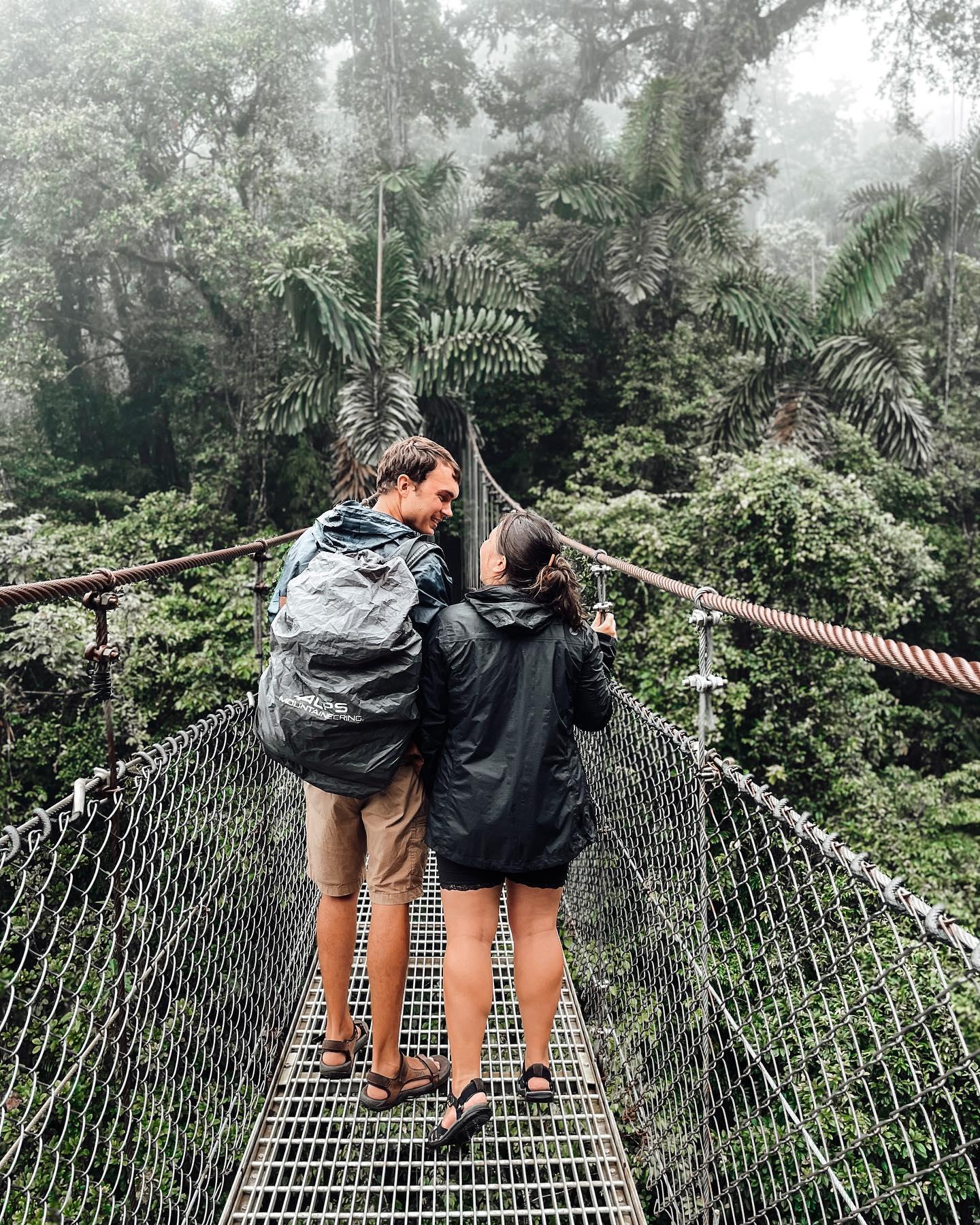 Una pareja caminando en el puente colgante