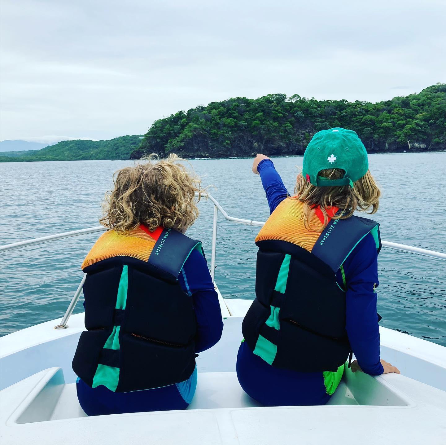 dos niños en un barco