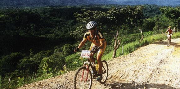 Carrera ciclista cuesta arriba