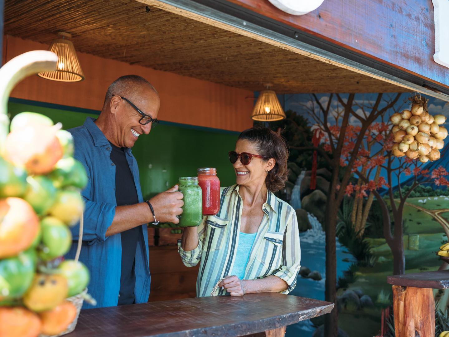 Pareja tomando bebidas heladas en un bar.