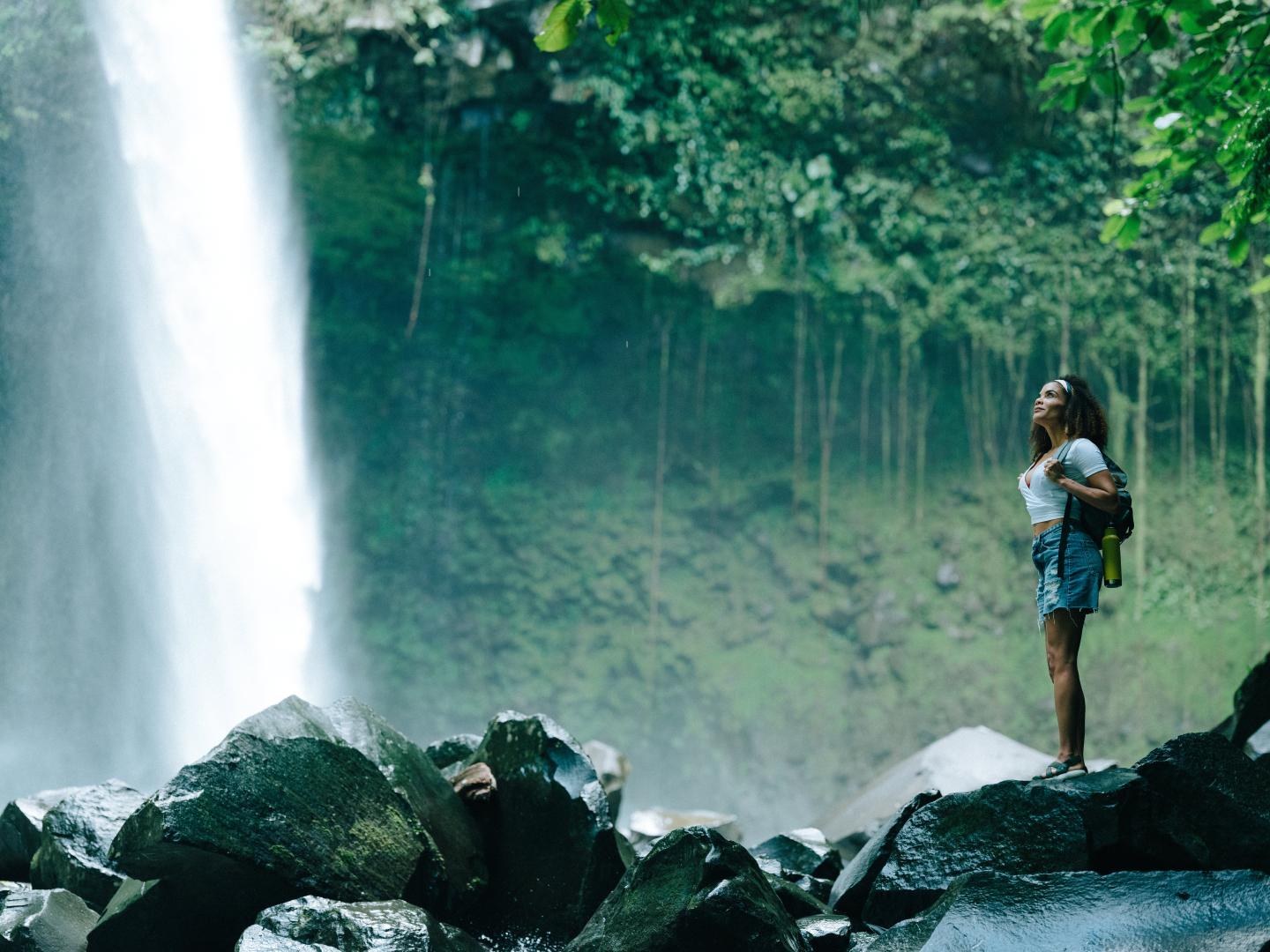 mujer junto a una cascada