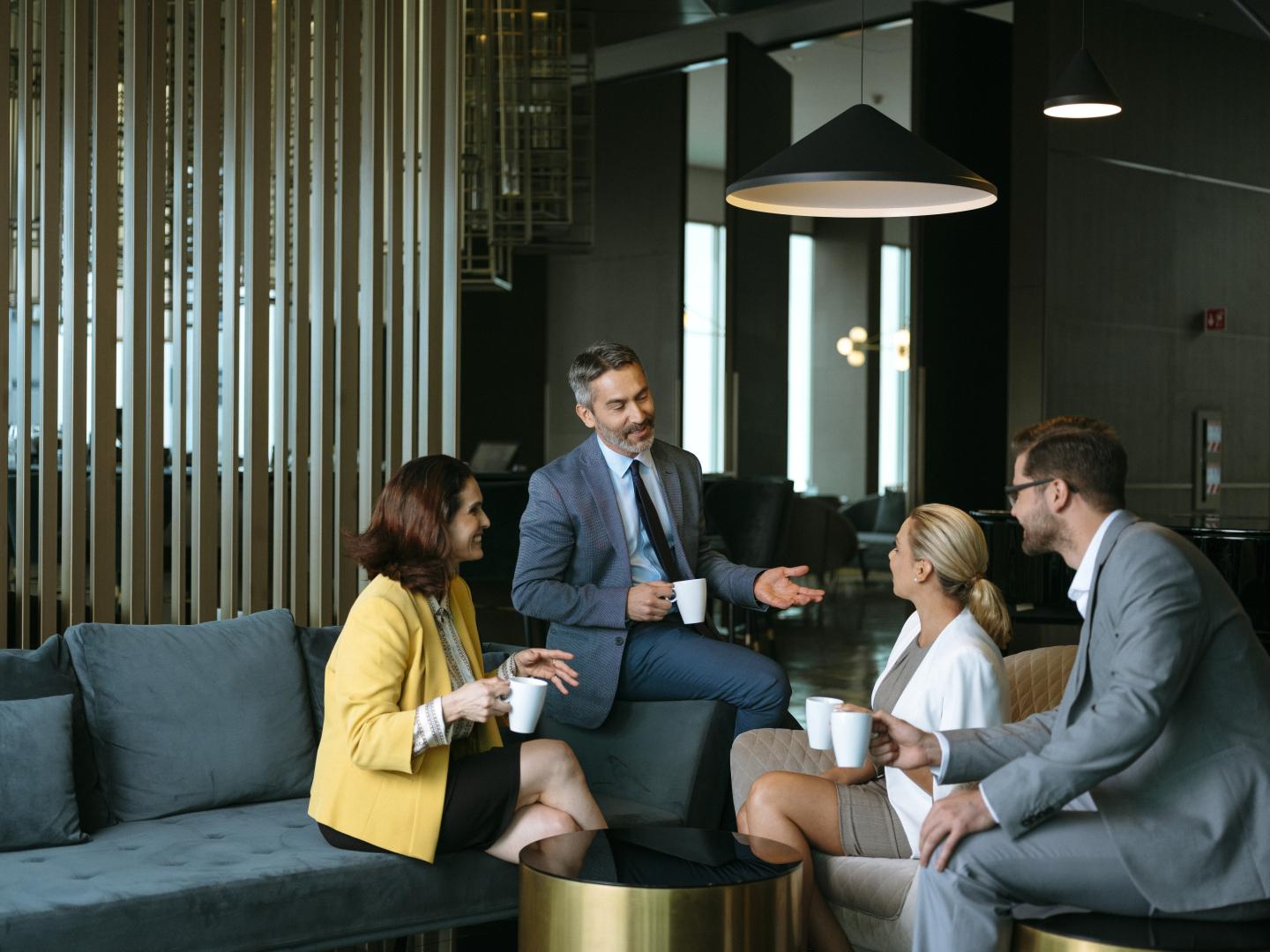 Grupo de profesionales hablando con café.