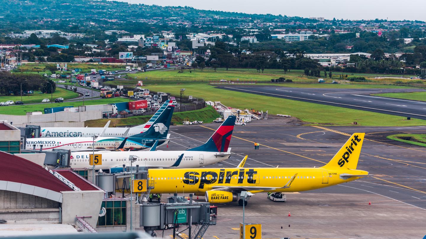 Aviones en el aeropuerto Juan Santamaría